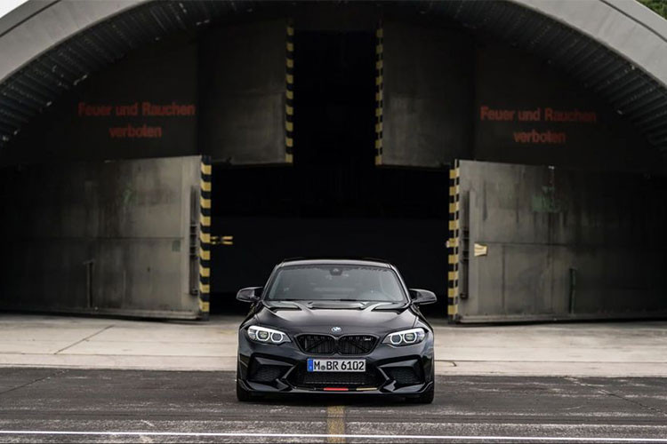 Để ủng hộ "cỗ xe tăng" Đức tại mùa giải World Cup 2018 đang diễn ra, thương hiệu xứ Bavaria đã quyết định giới thiệu một chiếc xe BMW M2 Competition "độc nhất vô nhị" được trang bị một loạt các bộ thận hiệu suất từ thương hiệu độ M Performance chính hãng của mình.