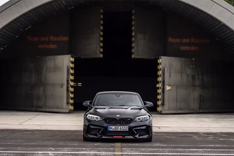 Để ủng hộ "cỗ xe tăng" Đức tại mùa giải World Cup 2018 đang diễn ra, thương hiệu xứ Bavaria đã quyết định giới thiệu một chiếc xe BMW M2 Competition "độc nhất vô nhị" được trang bị một loạt các bộ thận hiệu suất từ thương hiệu độ M Performance chính hãng của mình.