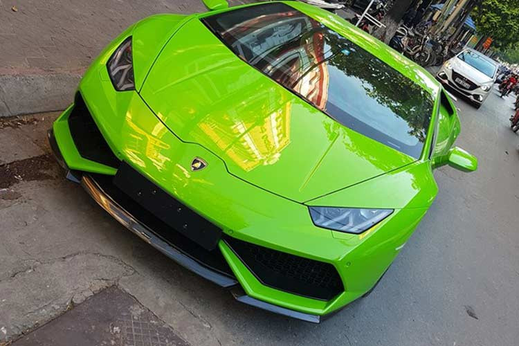 Hiện chưa rõ doanh nhân Hải Phòng đã bỏ ra bao nhiêu tiền để tậu siêu xe Lamborghini Huracan LP610-4 màu xanh cốm này. Khi mới về Việt Nam, những chiếc Huracan tiêu chuẩn có giá dao động từ 14 đến 16 tỷ đồng.