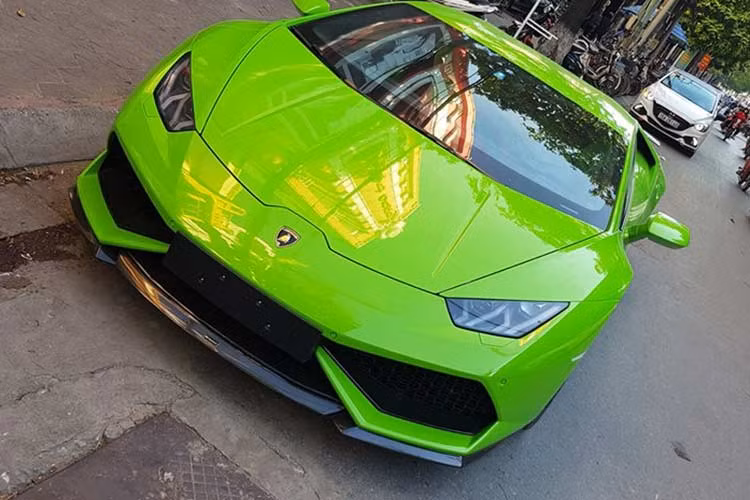 Hiện chưa rõ doanh nhân Hải Phòng đã bỏ ra bao nhiêu tiền để tậu siêu xe Lamborghini Huracan LP610-4 màu xanh cốm này. Khi mới về Việt Nam, những chiếc Huracan tiêu chuẩn có giá dao động từ 14 đến 16 tỷ đồng.