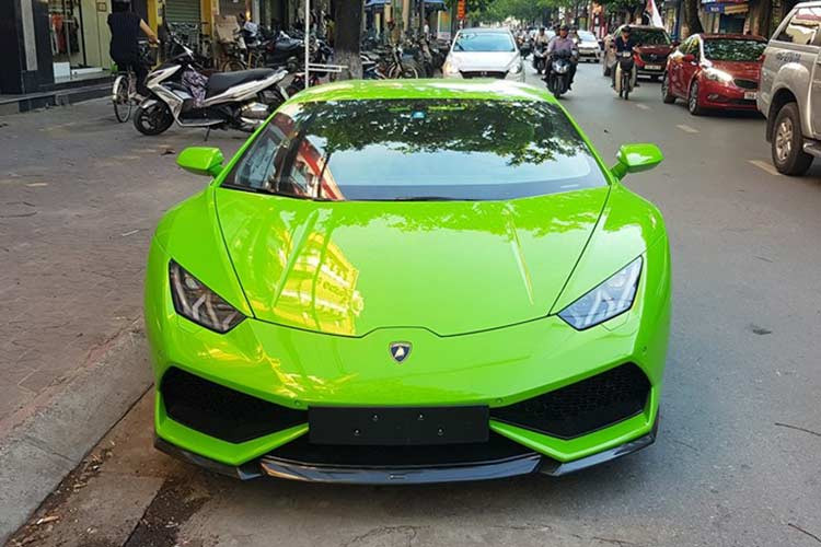Sau hơn 2 năm được nhập khẩu về nước mà không có ai chịu hỏi mua, vào cuối tháng 5 đầu năm nay, ông chủ công ty nhập khẩu xe quận 5, TP HCM đã quyết định cho chiếc siêu xe Lamborghini Huracan LP610-4 màu xanh cốm "hàng độc" này ra biển số.
