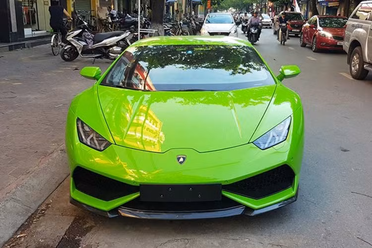 Sau hơn 2 năm được nhập khẩu về nước mà không có ai chịu hỏi mua, vào cuối tháng 5 đầu năm nay, ông chủ công ty nhập khẩu xe quận 5, TP HCM đã quyết định cho chiếc siêu xe Lamborghini Huracan LP610-4 màu xanh cốm "hàng độc" này ra biển số.