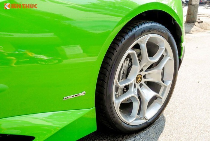 Siêu xe Lamborghini Huracan được trang bị lốp hiệu suất cao Pirelli PZero, kích thước 235/35 ZR 19 phía trước và 295/30 ZR 19 phía sau. Vành nhôm 19 inch trên cả bốn bánh. Về tổng thế, nó lớn và thiết kế hiện đại hơn khá nhiều so với thế hệ tiền nhiệm Gallardo LP550-2.