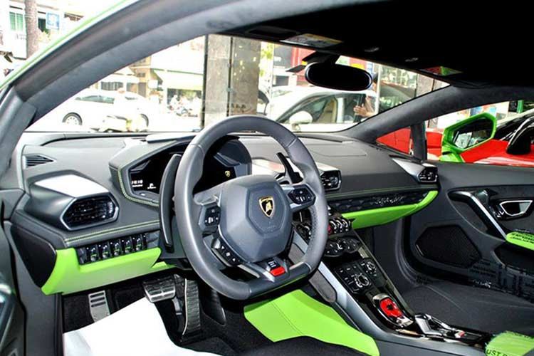 Nội thất của siêu xe Lamborghini Huracan LP610-4 mới tại Hải Phòng cũng mang màu xanh cốm "tông xuyệt tông" với ngoại thất. Điểm nhấn bên trong khoang lái siêu xe này có thể kể đến một số chi tiết bọc da cao cấp màu đen. Các tuỳ chọn có trên xe bao gồm hiển thị thông tin lên kính chắn gió, hệ thống định vị hay camera lùi.