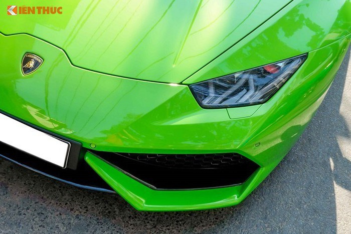 Lamborghini Huracan LP610-4 tại Hải Phòng sở hữu bộ body kit độ của Vorsteiner. Gói độ này bao gồm cánh lướt gió phía trước, bên hông và cả cánh gió đuôi cố định bằng chất liệu sợi carbon. Đáng tiếc thay, bộ mâm của siêu xe này vẫn là loại đa chấu kép sơn màu bạc nguyên bản.