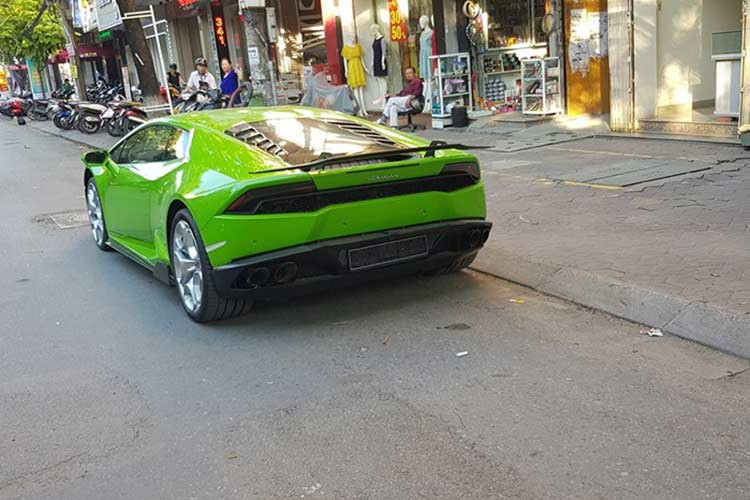 Động cơ kết hợp cùng hộp số tự động 7 tốc độ và hệ dẫn động 4 bánh toàn thời gian, nhờ đó, siêu xe Lamborghini Huracan LP610-4 chỉ mất thời gian khoảng 3,2 giây để tăng tốc từ vị trí xuất phát lên 100 km/h trước khi đạt vận tốc tối đa lên đến 325 km/h.