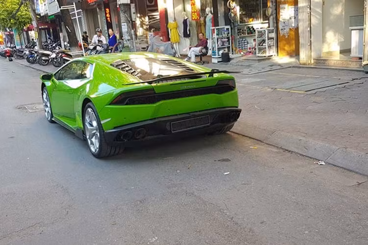 Động cơ kết hợp cùng hộp số tự động 7 tốc độ và hệ dẫn động 4 bánh toàn thời gian, nhờ đó, siêu xe Lamborghini Huracan LP610-4 chỉ mất thời gian khoảng 3,2 giây để tăng tốc từ vị trí xuất phát lên 100 km/h trước khi đạt vận tốc tối đa lên đến 325 km/h.