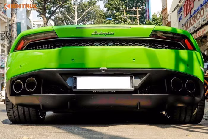 Xe sở hữu dàn đèn pha trước full LED là cải tiến so với thế hệ trước đây. Bên cạnh đó, chiều cao siêu xe này chỉ 1,165 mm, ngang hông người lớn. Tay nắm cửa trên Huracan được giấu vào phía trong nhằm tăng tính thẩm mỹ và giảm lực cản. Đáng chú ý tren siêu xe này chính là nắp động cơ bằng kính cường lực trong suốt.