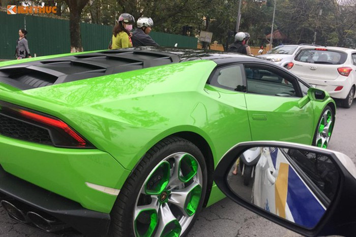 Mới đây, siêu xe Lamborghini Huracan LP610-4 màu xanh cốm đã tìm thấy chủ nhân đầu tiên. Người mua "siêu bò" này là một doanh nhân đến từ Hải Phòng. Đây cũng là 1 trong 3 chiếc Lamborghini Huracan LP610-4 màu xanh cốm định cư tại Việt Nam tính đến thời điểm hiện tại.