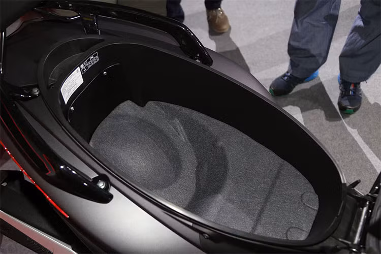 Ở thế hệ mới, Cygnus-X sẽ được hãng xe máy Yamaha đưa ra 2 phiên bản tiêu chuẩn và phanh ABS. Những nâng cấp đáng chú ý gồm có ABS, đèn pha LED, cổng sạc 12V. Dưới yên xe, khoang chứa đố có sức chứa 28,2 lít có thể đựng một mũ bảo hiểm ¾ và một số vật dụng cá nhân khác.