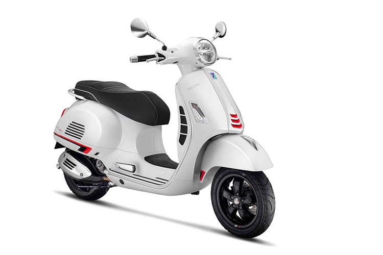 Vespa Super Tech 300HPE sở hữu động cơ mới 300 HPE (high-performance-engine: Động cơ hiệu suất cao) xy-lanh đơn SOHC 4 kỳ, 4 van, làm mát bằng chất lỏng, dung tích 300cc với những cải tiến đáng kể về công năng và trải nghiệm lái, đem đến hiệu suất cao hơn, giảm tiếng ồn, giảm tiêu thụ nhiên liệu, độ tin cậy cao và cải thiện trải nghiệm lái.