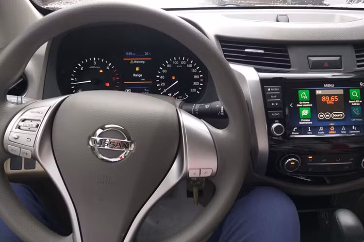 Tăng giá 10 triệu đồng, Nissan Navara EL 2019 sở hữu khá nhiều điểm mới. Ngoại thất khoẻ khoắn hơn với bộ cản Z Series. Vành xe đổi sang loại 18 inch tương tự bản VL, kết hợp lốp 255/60R18. Gương chiếu hậu ốp chrome. Thân xe có dán tem phiên bản đặc biệt Premium Z với dòng chữ Navara lớn chạy dọc qua 2 cánh cửa, kèm giá nóc.