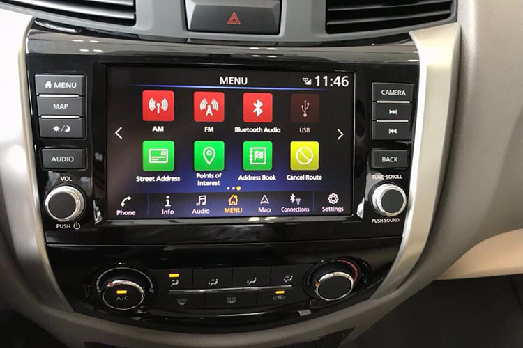 Điểm nổi bật nhất bên trong cabin là màn hình 8 inch mới, hỗ trợ Android Auto và Apple CarPlay. Phiên bản EL cũ chỉ có màn hình đơn sắc nhỏ. Đi kèm màn hình mới là camera lùi – trang bị thiết thực đối với một mẫu bán tải khi di chuyển trong phố. Ngoài ra, gương trong xe đổi sang loại chống chói tự động. Hàng ghế sau có thêm móc ghế trẻ em ISOFIX.