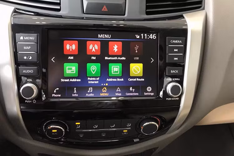 Điểm nổi bật nhất bên trong cabin là màn hình 8 inch mới, hỗ trợ Android Auto và Apple CarPlay. Phiên bản EL cũ chỉ có màn hình đơn sắc nhỏ. Đi kèm màn hình mới là camera lùi – trang bị thiết thực đối với một mẫu bán tải khi di chuyển trong phố. Ngoài ra, gương trong xe đổi sang loại chống chói tự động. Hàng ghế sau có thêm móc ghế trẻ em ISOFIX.