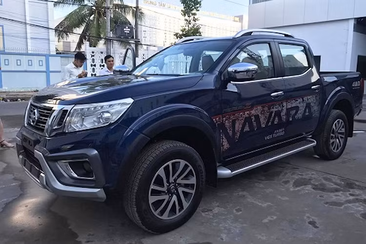 Cái tên Nissan Navara Premium Z không còn xa lạ khi từng xuất hiện trên phiên bản VL cao cấp nhất trưng bày tại VMS năm ngoái. Nay Nissan đưa gói Premium Z vào phiên bản một cầu số tự động EL từng được kỳ vọng sẽ kéo về thêm doanh số đáng kể cho mẫu bán tải này.