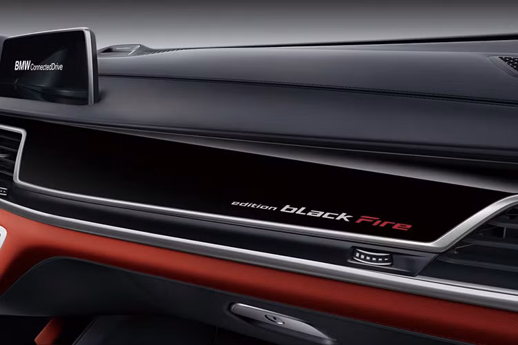 Trên mặt táp-lô trước mặt hành khách ngồi trên ghế phụ lái còn có dòng chữ "Edition Black Fire" như dấu hiệu nhận biết cho phiên bản đặc biệt. Là phiên bản giới hạn số lượng nên đương nhiên BMW 7-Series Black Fire Edition 2020 sẽ có nhiều trang bị cao cấp.
