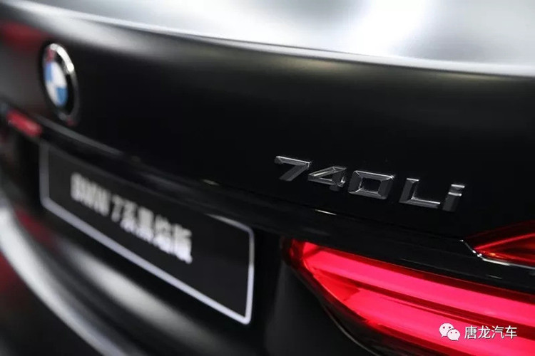 Bên ngoài, BMW 7-Series Black Fire Edition 2020 sở hữu thiết kế ngoại thất tối màu với những điểm nhấn sáng bóng trên lưới tản nhiệt.