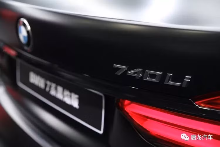 Bên ngoài, BMW 7-Series Black Fire Edition 2020 sở hữu thiết kế ngoại thất tối màu với những điểm nhấn sáng bóng trên lưới tản nhiệt.