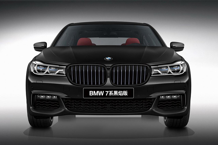 Cách đây vài ngày, hãng BMW đã chính thức vén màn phiên bản nâng cấp của dòng sedan hạng sang BMW 7-Series 2020 mới. Trong sự kiện giới thiệu 7-Series 2020 tại thị trường Trung Quốc, hãng BMW đã ra mắt luôn phiên bản đặc biệt đầu tiên của dòng xe này mang tên Black Fire Edition.