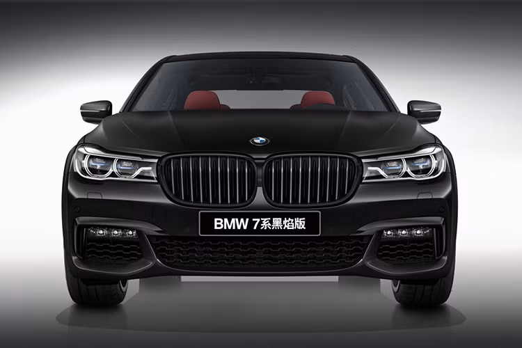 Cách đây vài ngày, hãng BMW đã chính thức vén màn phiên bản nâng cấp của dòng sedan hạng sang BMW 7-Series 2020 mới. Trong sự kiện giới thiệu 7-Series 2020 tại thị trường Trung Quốc, hãng BMW đã ra mắt luôn phiên bản đặc biệt đầu tiên của dòng xe này mang tên Black Fire Edition.
