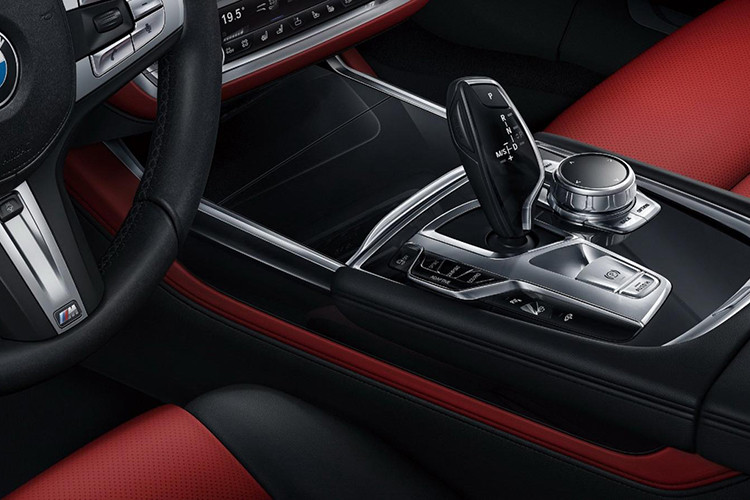 Các trang bị bao gồm; hệ thống âm thanh cao cấp Bowers &amp; Wilkins, hệ thống đèn viền nội thất tùy chỉnh màu sắc, màn hình cảm ứng LCD 10,25 inch với tính năng phân chia màn hình của hệ thống thông tin giải trí, màn hình hiển thị thông tin trên kính chắn gió đủ màu, camera 360 độ và hệ thống đỗ xe tự động.