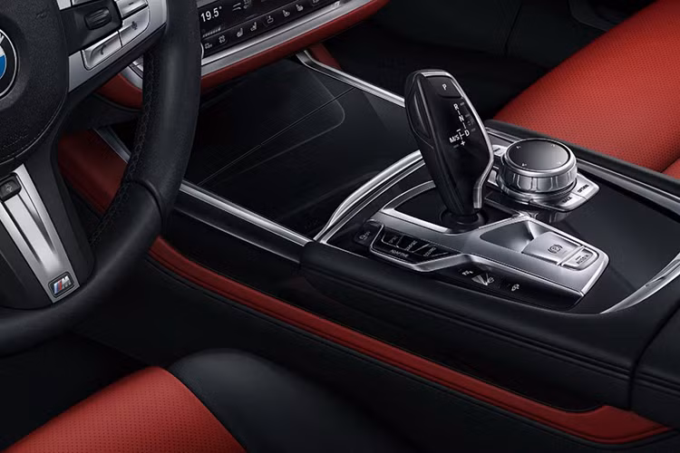 Các trang bị bao gồm; hệ thống âm thanh cao cấp Bowers &amp; Wilkins, hệ thống đèn viền nội thất tùy chỉnh màu sắc, màn hình cảm ứng LCD 10,25 inch với tính năng phân chia màn hình của hệ thống thông tin giải trí, màn hình hiển thị thông tin trên kính chắn gió đủ màu, camera 360 độ và hệ thống đỗ xe tự động.