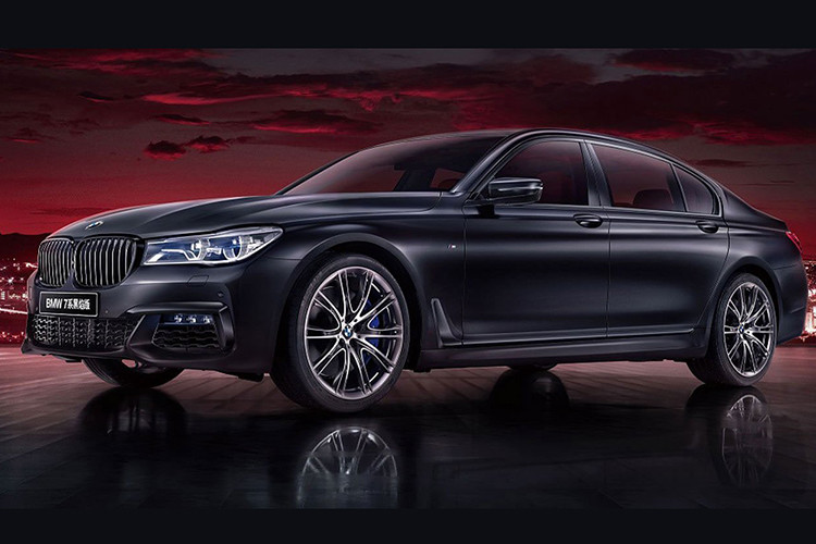 Hiện hãng xe sang BMW chưa công bố giá bán BMW 7-Series Black Fire Edition 2020. Tất nhiên, phiên bản đặc biệt này sẽ đắt hơn BMW 740Li xDrive 2020 vốn có giá khởi điểm 1,218 triệu Nhân dân tệ (khoảng 4,16 tỷ đồng).
