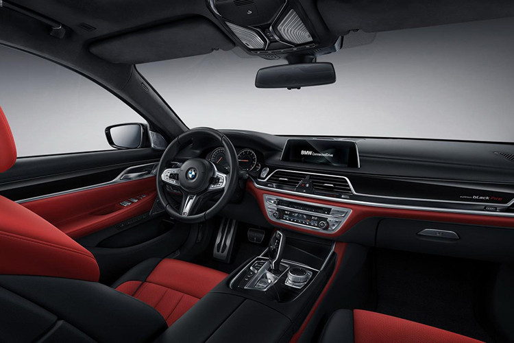 Bên trong BMW 7-Series Black Fire Edition 2020 xuất hiện không gian nội thất đậm chất thể thao. Hãng BMW đã trang bị nội thất bọc da phối 2 màu đen và đỏ cùng những chi tiết ốp trang trí bóng bẩy.