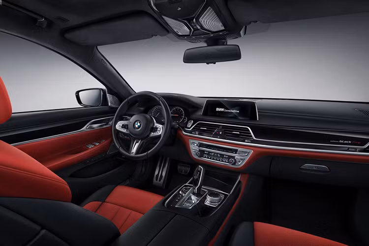 Bên trong BMW 7-Series Black Fire Edition 2020 xuất hiện không gian nội thất đậm chất thể thao. Hãng BMW đã trang bị nội thất bọc da phối 2 màu đen và đỏ cùng những chi tiết ốp trang trí bóng bẩy.