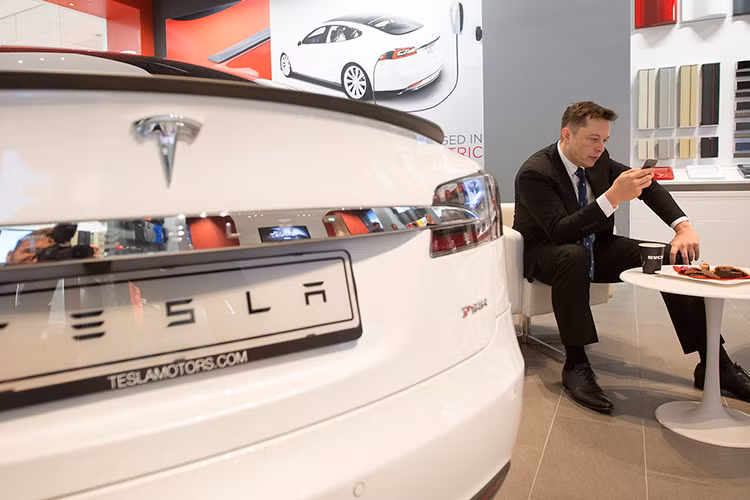 CEO Elon Musk của hãng xe điện Tesla vừa cho biết, hai mẫu xe đầu kéo và xe bán tải dùng động cơ điện sẽ là bước tiến mới của hãng trong thời gian tới. Đại diện thương hiệu xe điện đình đám tại Mỹ này cũng đã hé lộ sẽ ra mắt một mẫu xe bán tải Tesla chạy điện vào thời gian tới.