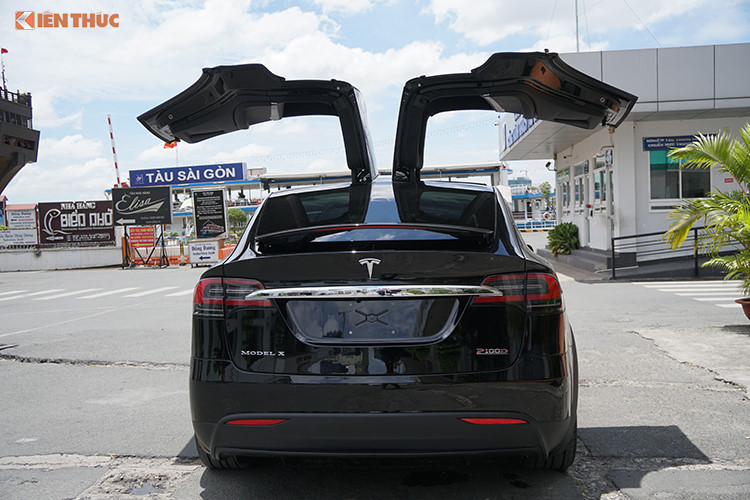 Model X sử dụng hệ thống tự lái Autopilot với AEB dựa trên radar tiêu chuẩn và hệ thống tránh va chạm mặt đất bằng sóng siêu âm. Tesla sử dụng một hệ thống radar băng rộng, có thể nhìn xuyên qua kim loại để giữ cho cửa cánh chim không va vào các vật gần đó khi mở hoặc đóng.