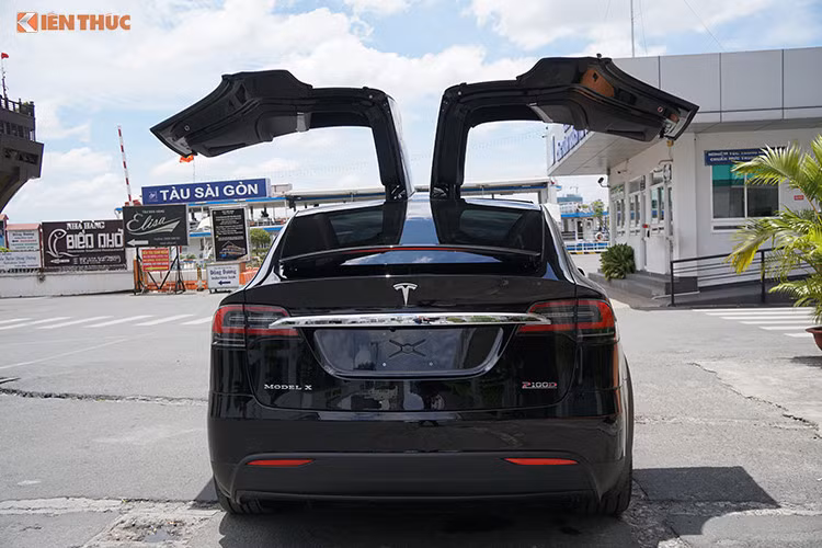 Model X sử dụng hệ thống tự lái Autopilot với AEB dựa trên radar tiêu chuẩn và hệ thống tránh va chạm mặt đất bằng sóng siêu âm. Tesla sử dụng một hệ thống radar băng rộng, có thể nhìn xuyên qua kim loại để giữ cho cửa cánh chim không va vào các vật gần đó khi mở hoặc đóng.