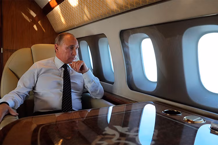 Trong số nhưng phương tiện di chuyển của ông Putin, người ta đã tìm hiểu được rằng ông Putin có tới 4 chiếc chuyên cơ hàng khủng, mỗi chiếc máy bay này đều được "thửa riêng" và có giá trị lên đến 500 triệu USD.