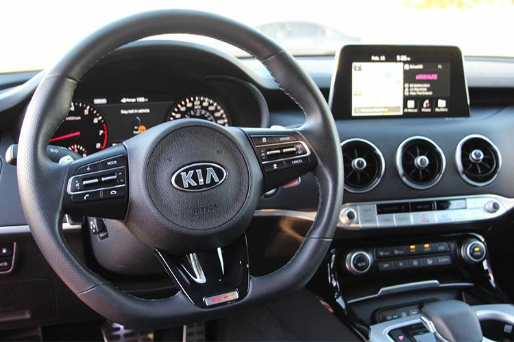 Mẫu xe thể thao hiệu năng cao giá rẻ Kia Stinger hiện được bán ra với giá 48.350 USD. Chiếc xe thương hiệu Hàn Quốc này không chỉ mạnh mẽ mà còn có một nội thất hiện đại và thể thao, phù hợp tới tinh thần mà Kia hướng tới.