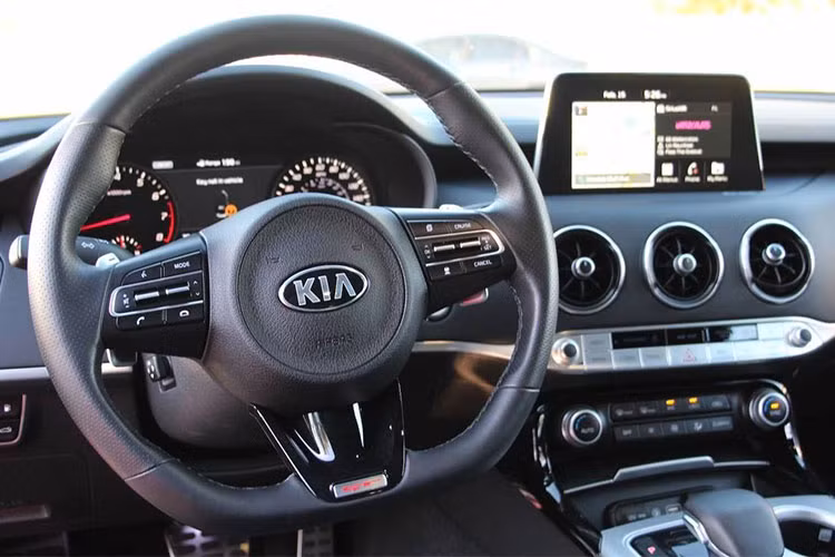 Mẫu xe thể thao hiệu năng cao giá rẻ Kia Stinger hiện được bán ra với giá 48.350 USD. Chiếc xe thương hiệu Hàn Quốc này không chỉ mạnh mẽ mà còn có một nội thất hiện đại và thể thao, phù hợp tới tinh thần mà Kia hướng tới.