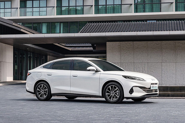 Dù có tên gọi khá giống với mẫu Seal đang bán tại Việt Nam, Seal 06 không phải là sedan thuần điện mà là một mẫu xe PHEV (plug-in hybrid). Với kích thước dài, rộng, cao lần lượt là 4.830 mm, 1.875 mm và 1.495 mm, mẫu xe này thuộc phân khúc sedan hạng D, cạnh tranh trực tiếp với các đối thủ như Toyota Camry và Mazda6.