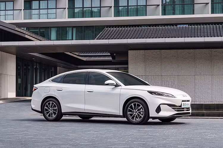 Dù có tên gọi khá giống với mẫu Seal đang bán tại Việt Nam, Seal 06 không phải là sedan thuần điện mà là một mẫu xe PHEV (plug-in hybrid). Với kích thước dài, rộng, cao lần lượt là 4.830 mm, 1.875 mm và 1.495 mm, mẫu xe này thuộc phân khúc sedan hạng D, cạnh tranh trực tiếp với các đối thủ như Toyota Camry và Mazda6.