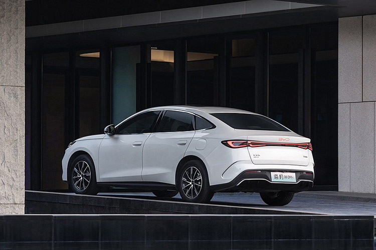 Ngoại thất xe kết hợp chặt chẽ với BYD Seal (EV) nguyên bản và Seal DM-i . Nó có lưới tản nhiệt thấp. Tay nắm cửa được giấu một phần. Ở phía sau, đèn hậu nối liền kéo dài ngang cốp và logo BYD phát sáng vào ban đêm. Tất cả các tấm đều được căn chỉnh tốt và cửa đóng lại, nghe có vẻ chắc chắn. 