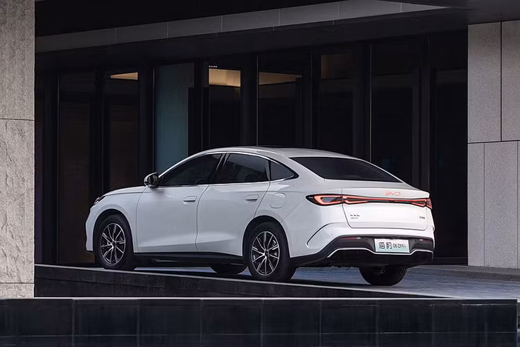 Ngoại thất xe kết hợp chặt chẽ với BYD Seal (EV) nguyên bản và Seal DM-i . Nó có lưới tản nhiệt thấp. Tay nắm cửa được giấu một phần. Ở phía sau, đèn hậu nối liền kéo dài ngang cốp và logo BYD phát sáng vào ban đêm. Tất cả các tấm đều được căn chỉnh tốt và cửa đóng lại, nghe có vẻ chắc chắn. 