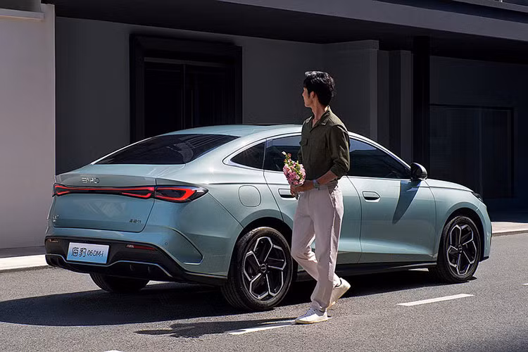 Phiên bản cao cấp nhất của xe được trang bị pin 15,9 kWh, cho phạm vi hoạt động lên đến 120 km ở chế độ thuần điện. Khi đổ đầy bình xăng (dung tích 65 lít), xe có thể di chuyển tối đa 2.100 km, theo thông số từ nhà sản xuất.