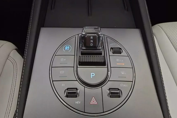 Hệ truyền động hybrid trên BYD Seal 06 bao gồm động cơ xăng 1.5L với công suất 99 mã lực, kết hợp cùng mô-tơ điện (công suất từ 161 đến 215 mã lực tùy phiên bản), hộp số vô cấp CVT và hệ dẫn động cầu trước. 