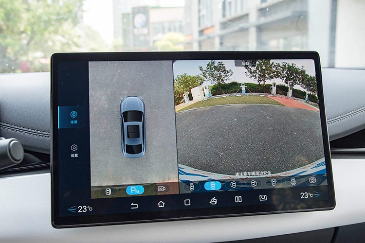 Seal 06 ở phiên bản cao cấp bao gồm sáu túi khí, điều hòa tự động, điều khiển cửa sổ người lái một chạm và giám sát áp suất lốp. Xe còn có cửa sổ trời toàn cảnh với rèm che nắng điện tử, hỗ trợ lái DiPilot L2, ghế hành khách phía trước chỉnh điện, camera hành trình, mâm 18 inch, ghế sưởi và thông gió.