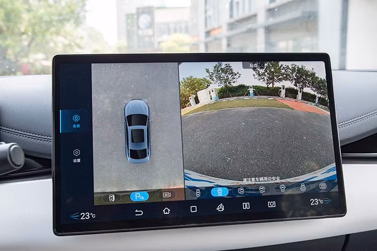 Seal 06 ở phiên bản cao cấp bao gồm sáu túi khí, điều hòa tự động, điều khiển cửa sổ người lái một chạm và giám sát áp suất lốp. Xe còn có cửa sổ trời toàn cảnh với rèm che nắng điện tử, hỗ trợ lái DiPilot L2, ghế hành khách phía trước chỉnh điện, camera hành trình, mâm 18 inch, ghế sưởi và thông gió.