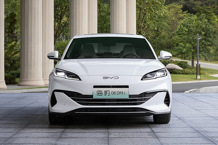 Theo dữ liệu được Cục Sở hữu Trí tuệ đăng tải, BYD đã đăng ký bản quyền kiểu dáng một mẫu sedan mới tại Việt Nam. Dựa vào thiết kế, giới chuyên gia nhận định đây chính là BYD Seal 06 2024 mới, xe vừa được giới thiệu tại thị trường Trung Quốc vào cuối tháng 5/2024.