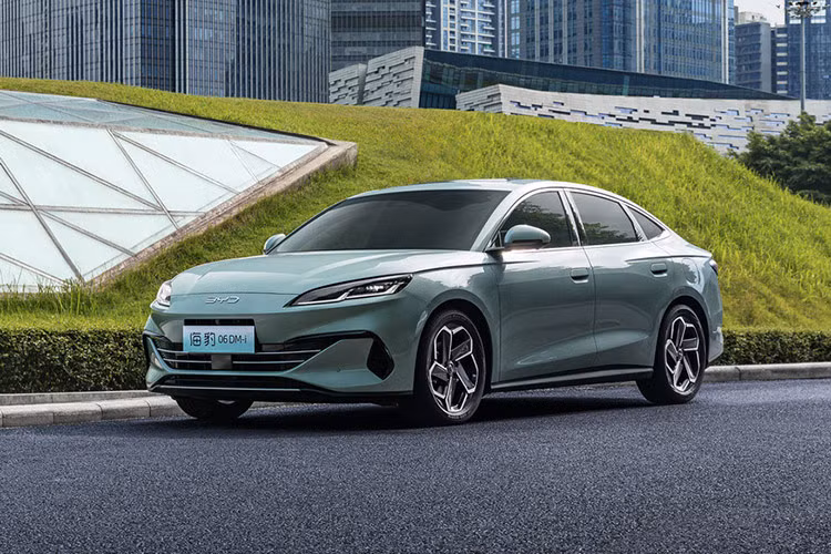 Mức giá xe BYD Seal 06 2024 được công bố tương đương từ 325 triệu đồng tại Trung Quốc. Ở Việt Nam, thương hiệu BYD vừa ra mắt thị trường vào giữa tháng 7/2024, hãng đã giới thiệu ba mẫu xe đầu tiên và tất cả đều là xe thuần điện, bao gồm: Dolphin, Atto 3 và Seal.