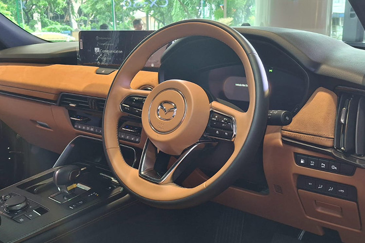 Điểm nhấn của Mazda CX-80 2025 nằm ở các trang bị an toàn với đèn pha LED thích ứng, hỗ trợ phanh thông minh, cảnh báo phương tiện cắt ngang phía sau, cảnh báo người lái mất tập trung, giám sát người lái và hệ thống kiểm soát hành trình thích ứng. Bên cạnh đó là camera 360 độ và hệ thống chọn chế độ lái thông minh.