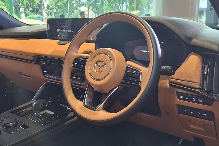 Điểm nhấn của Mazda CX-80 2025 nằm ở các trang bị an toàn với đèn pha LED thích ứng, hỗ trợ phanh thông minh, cảnh báo phương tiện cắt ngang phía sau, cảnh báo người lái mất tập trung, giám sát người lái và hệ thống kiểm soát hành trình thích ứng. Bên cạnh đó là camera 360 độ và hệ thống chọn chế độ lái thông minh.