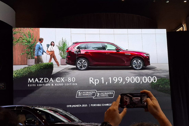 Tại thị trường Indonesia, mức giá xe Mazda CX-80 2025 khởi điểm từ 1,199 triệu Rupiah (khoảng 1,89 tỷ đồng). Sở dĩ mẫu xe này có giá cao ở xứ sở vạn đảo vì sở hữu hệ truyền động plug-in hybrid cso tên e-Skyactive PHEV.