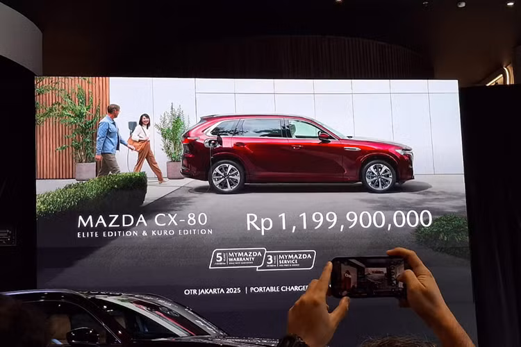 Tại thị trường Indonesia, mức giá xe Mazda CX-80 2025 khởi điểm từ 1,199 triệu Rupiah (khoảng 1,89 tỷ đồng). Sở dĩ mẫu xe này có giá cao ở xứ sở vạn đảo vì sở hữu hệ truyền động plug-in hybrid cso tên e-Skyactive PHEV.