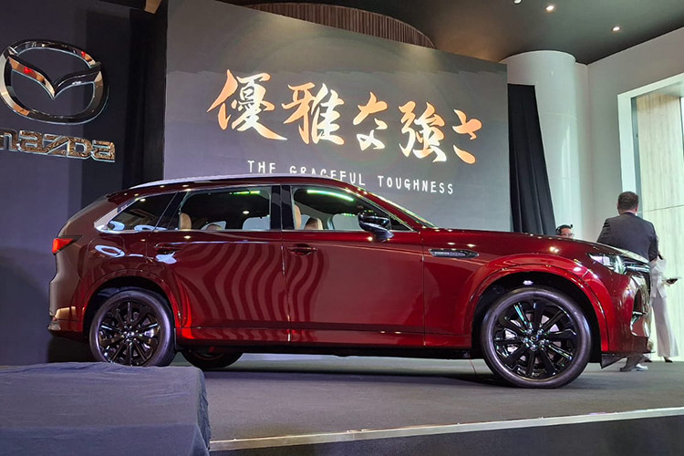 Là mẫu xe thay thế đàn anh CX-9, Mazda CX-80 2025 sở hữu kích thước khá lớn với chiều dài x rộng x cao lần lượt 4.990 x 1.8901 x 1.713 mm và chiều dài cơ sở 3.000 mm. Kích thước này mang đến không gian nội thất rộng rãi cho xe.